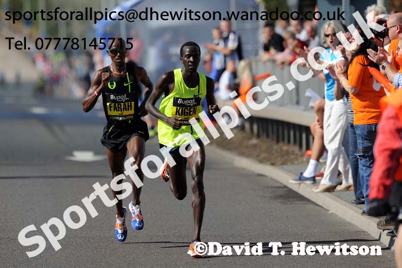 Mo Farah and Mike Kigen lead the mens 2014 BUPA Great North Run. Photo: David T. Hewitson/Sports for All Pics